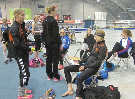 naiset 30 40 50 kuhinaa pituuspaikalla